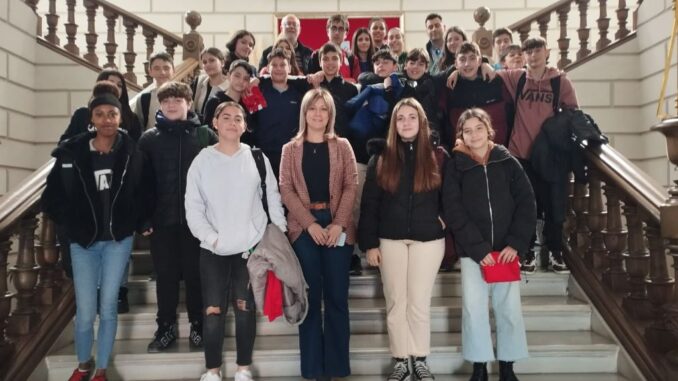 Dos-nuevos-grupos-del-IERS-Maria-Zambrano-visitan-el-ayuntamiento