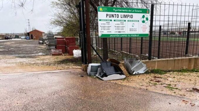 El-Ayuntamiento-advierte-de-la-prohibicion-de-dejar-enseres-a-la-entrada-del-punto-limpio