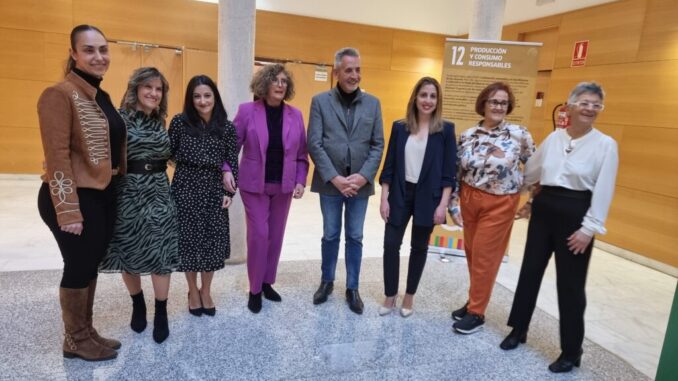 Jesus-Martin-acompana-a-las-‘Mujeres-con-valores-reconocidas-por-la-Zona-Centro