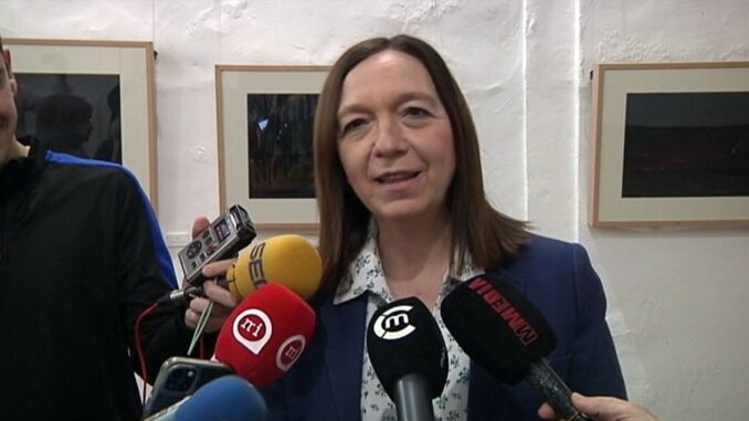 La-alcaldesa-Rosa-Melchor-visita-la-exposicion-del-Instituto-de-la-Mujer-Mujeres-Leyendo