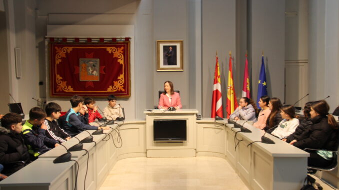 La-alcaldesa-recibe-al-alumnado-de-2o-de-la-ESO-del-I.E.S.-Maria-Zambrano-en-el-Ayuntamiento-de-Alcazar-de-San-Juan