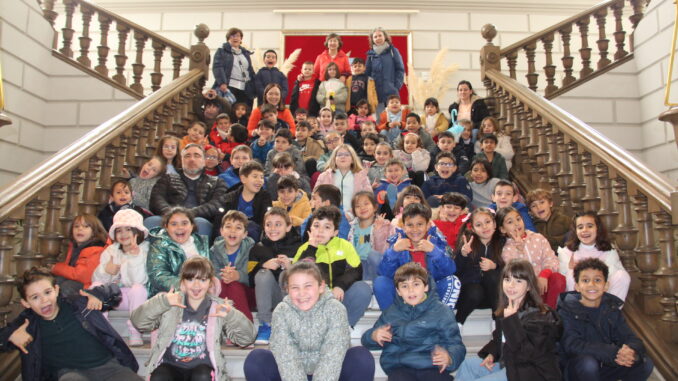 Los-ninos-y-ninas-del-CEIP-El-Santo-visitan-el-Ayuntamiento-junto-con-la-alcaldesa