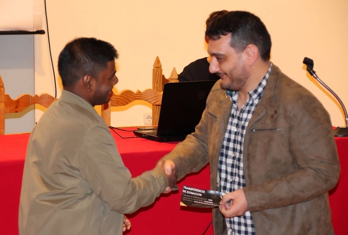 -Entrega simbólica del donativo