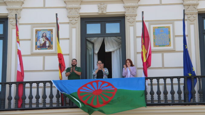 El-Ayuntamiento-de-Alcazar-de-San-Juan-viste-la-bandera-gitana-con-motivo-del-Dia-Internacional-del-Pueblo-Gitano