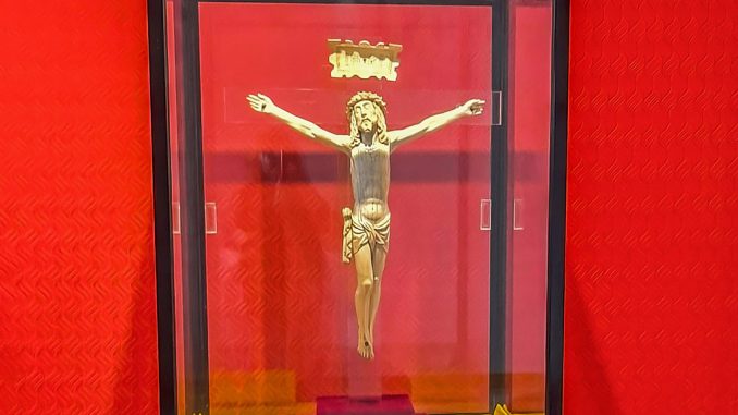 El-‘Cristo-de-Marfil-enaltece-el-aura-de-la-capilla-de-la-Santisima-Trinidad