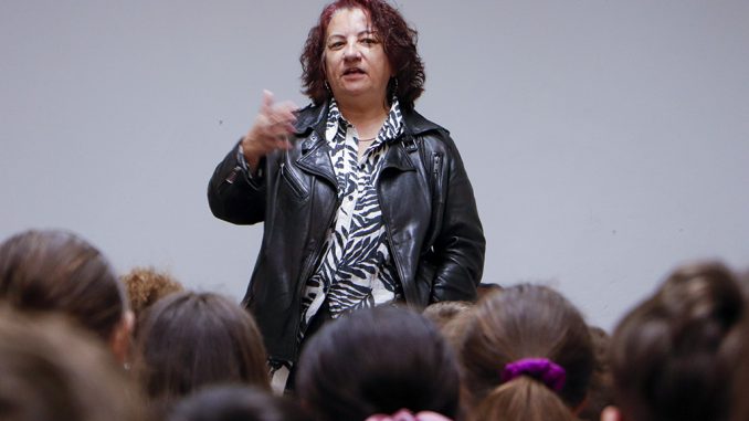 La-escritora-Llanos-Campos-Martinez-ha-departido-con-escolares-este-Dia-del-Libro
