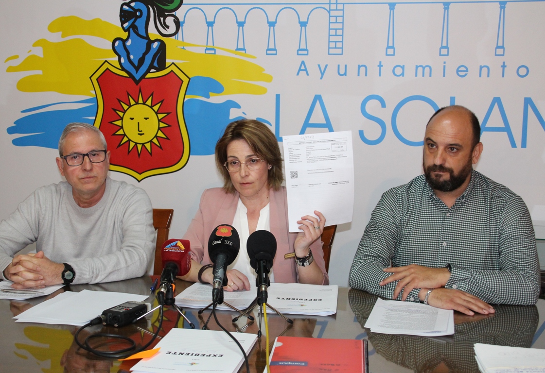 -La regidora mostró varios documentos para apoyar sus declaraciones