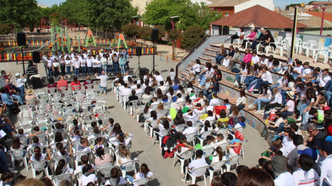 320-ninos-y-ninas-de-Alcazar-de-San-Juan-celebran-la-tradicion-en-el-VII-Encuentro-Escolar-de-Mayos