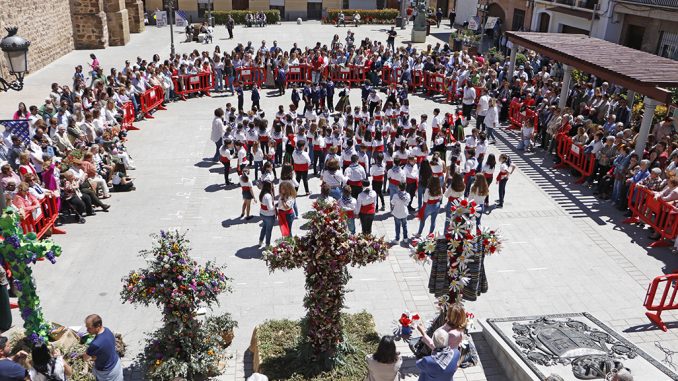 Balalita-ha-echado-los-Mayos-a-las-cruces-congregadas-en-una-nueva-ruta