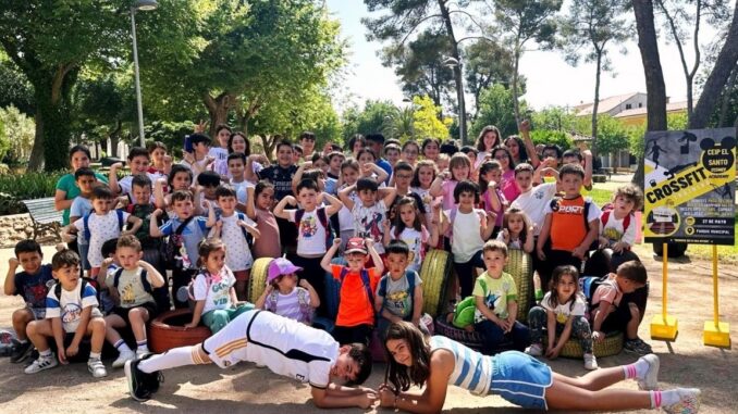 El-CEIP-El-Santo-improvisa-un-gimnasio-de-crossfit-en-el-parque-municipal
