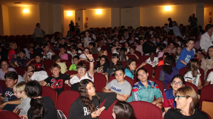 El-Teatro-Emilio-Gavira-acoge-el-estreno-del-Noticiario-Cervantino-en-el-que-han-participado-alrededor-de-350-ninos-y-ninas