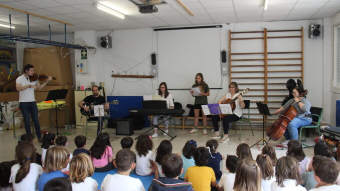 La-Escuela-Municipal-de-Musica-acerca-la-musica-a-los-centros-educativos-con-la-actividad-Conoce-tu-instrumento