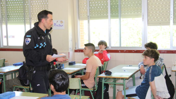 La-Policia-Local-imparte-una-charla-de-prevencion-de-consumo-de-alcohol-en-el-IES-Juan-Bosco