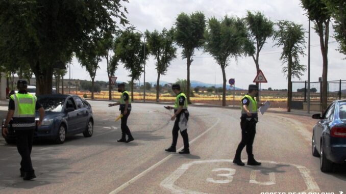 La-Policia-Local-incauta-droga-a-varios-individuos-y-denuncia-a-un-bar-por-no-limpiar-la-calle