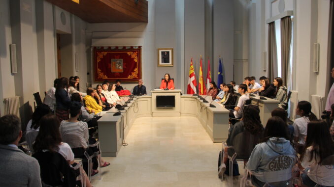 Rosa-Melchor-recibe-a-los-18-estudiantes-italianos-que-han-realizado-un-intercambio-con-el-IES-Miguel-de-Cervantes