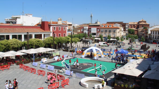 Alrededor-de-200-escolares-juegan-al-baloncesto-en-la-Plaza-de-Espana-de-Alcazar-dando-por-finalizado-el-proyecto-‘Quijo-3×3
