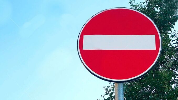 Denunciado-por-conducir-sin-carne-y-por-direccion-prohibida