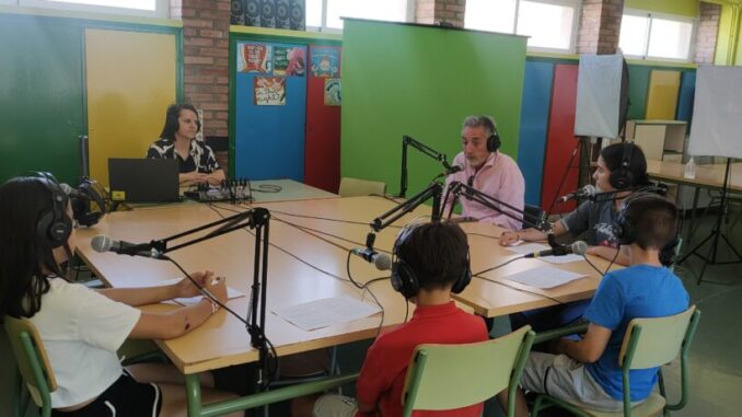 El-alcalde-de-Valdepenas-participa-en-la-radio-escolar-del-colegio-publico-Maestro-Juan-Alcaide