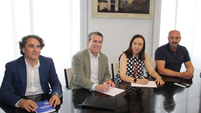 La-alcaldesa-Rosa-Melchor-firma-el-contrato-de-Limpieza-Viaria-con-OHL-Servicios-Ingesan