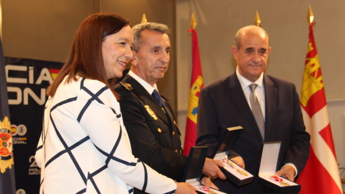 La-alcaldesa-entrega-a-la-Policia-Nacional-de-Alcazar-de-San-Juan-la-Medalla-de-Oro-de-la-Ciudad