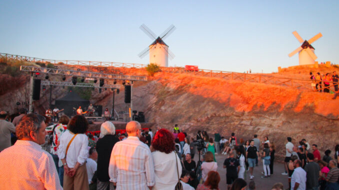La-musica-de-varios-artistas-de-la-escena-Neofolk-llena-de-ambiente-el-cerro-de-los-Molinos-de-Viento-de-Alcazar-en-el-Solsticio-de-Verano
