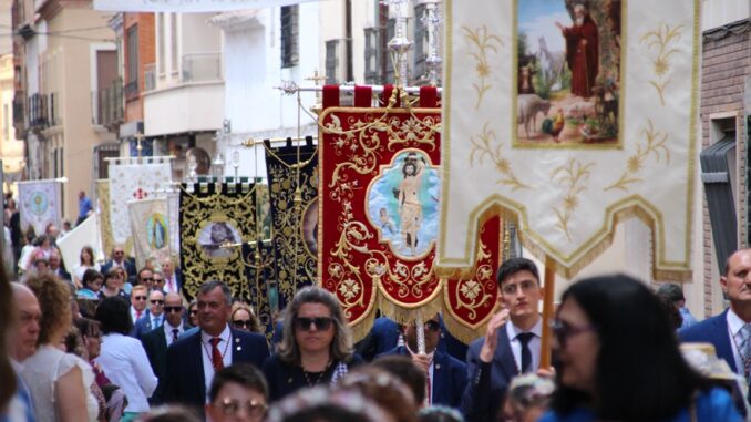 Solemnidad-alfombras-y-buena-temperatura-en-la-procesion-del-Corpus