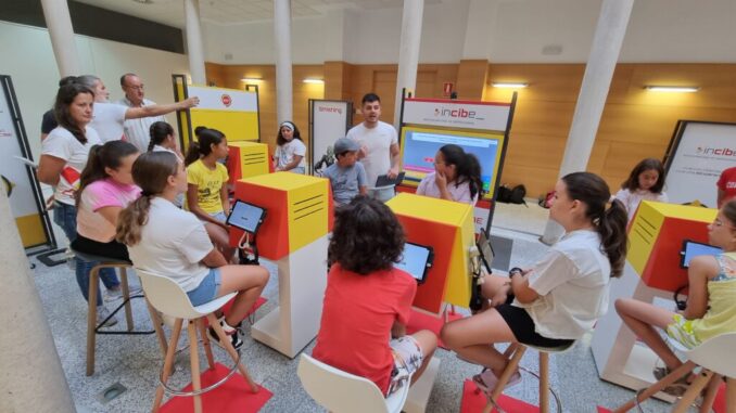 ExperienciaINCIBE-en-Valdepenas-muestra-a-ninos-y-adultos-las-amenazas-de-internet