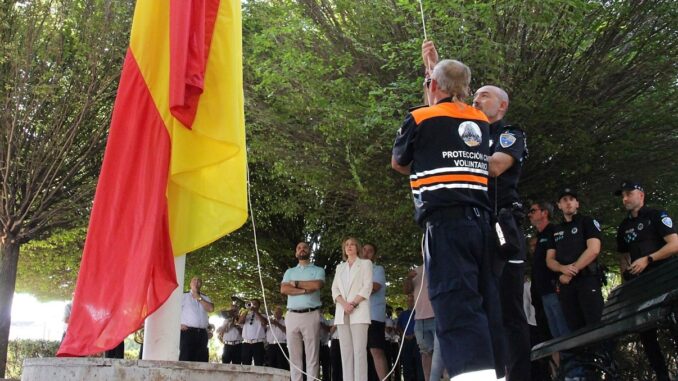La-izada-de-bandera-rinde-un-emotivo-homenaje-a-Rogelio-Padilla