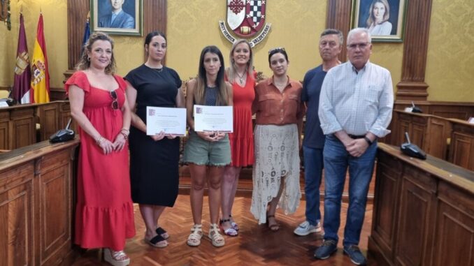 Las-XII-Notas-del-Vino-hacen-entrega-de-7.583-euros-a-las-asociaciones-Asetitina-y-Hugo-AME