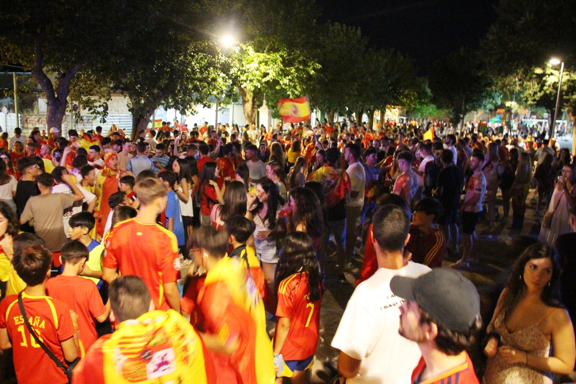 -Aspecto de la fan zone repleta de aficionados