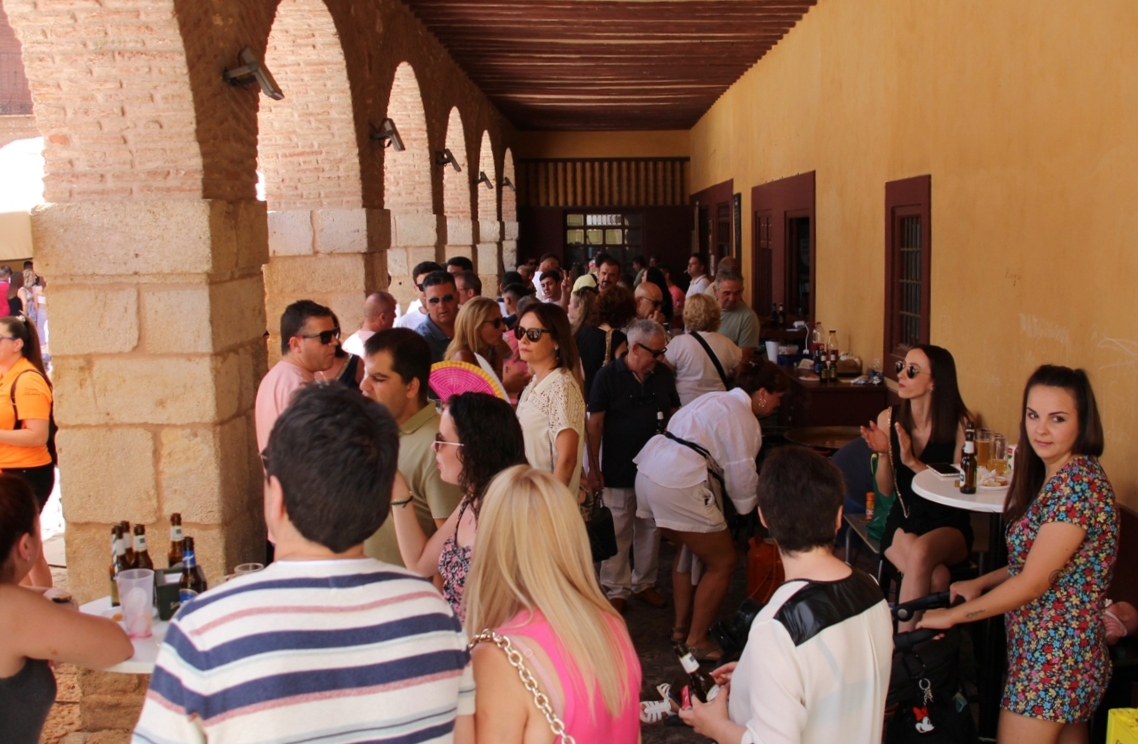 -Gente llenando los soportales