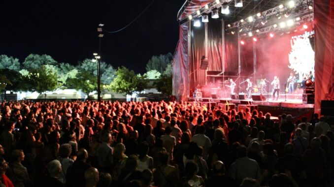 Casi-5.000-personas-llenaron-de-solidaridad-la-Plaza-Joven-en-el-Concierto-Benefico-de-la-Feria-y-Fiestas-2024-de-Alcazar-de-San-Juan