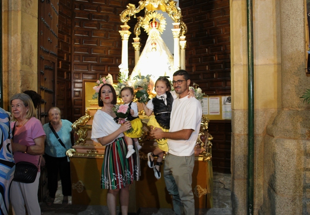 -Una de las múltiples familias posando frente a la Virgen de Peñarroya