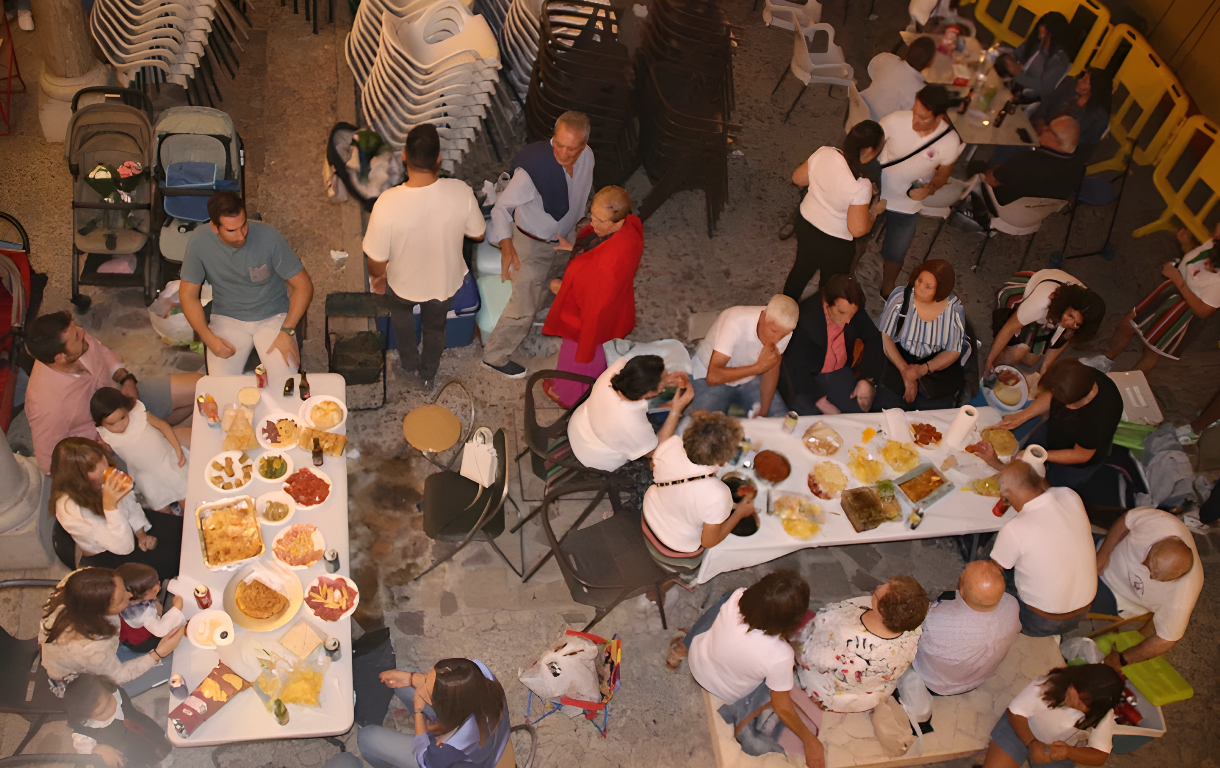 -Plano cenital grupos de gente cenando