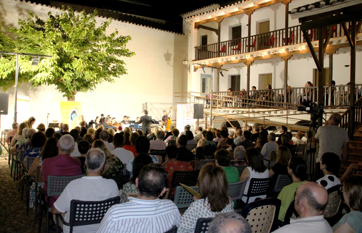 La presentación del cartel llenó el patio de la Encomienda