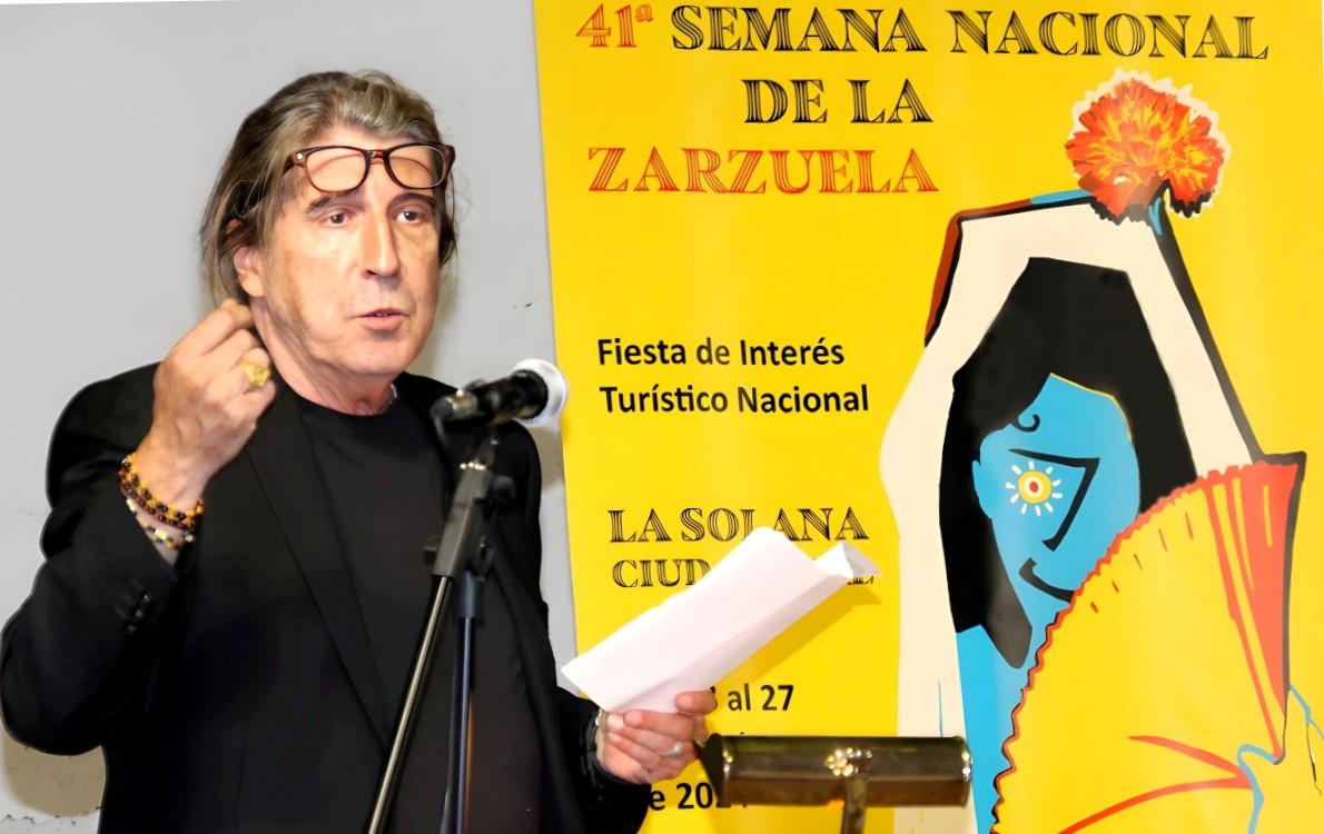 Joan Laborda junto al cartel anunciador