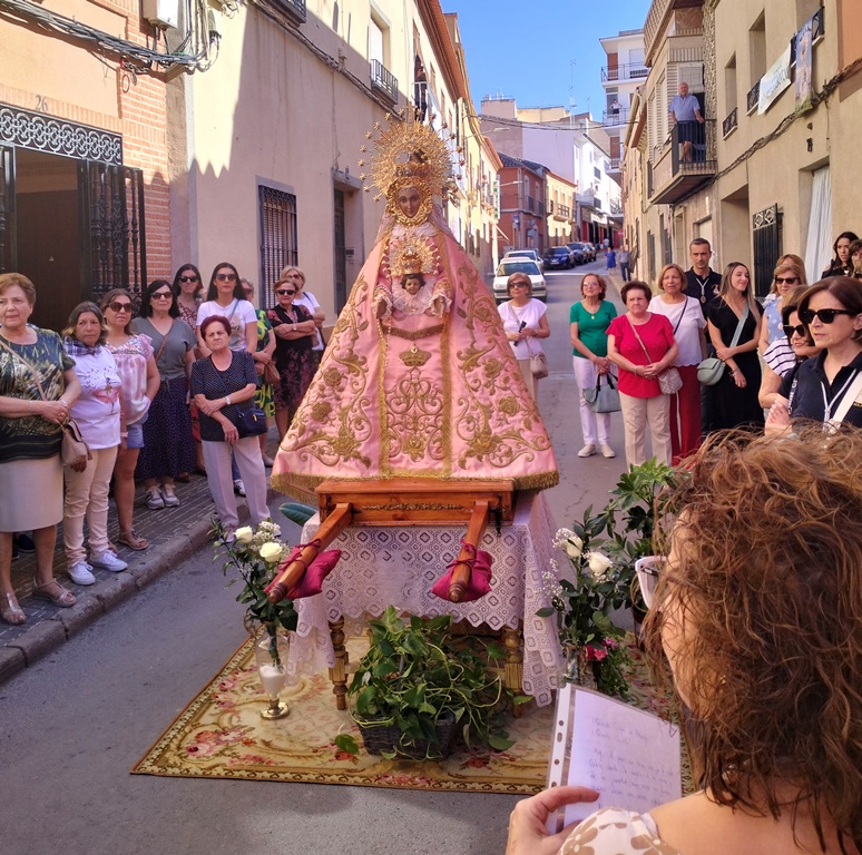 - Virgen traslado altar