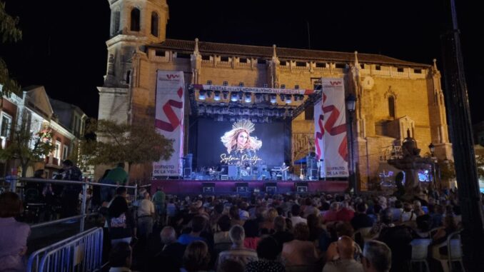 La-cantante-Sylvia-Pantoja-hace-las-delicias-de-los-amantes-de-la-cancion-espanola-en-las-Fiestas-de-la-Vendimia-y-el-Vino