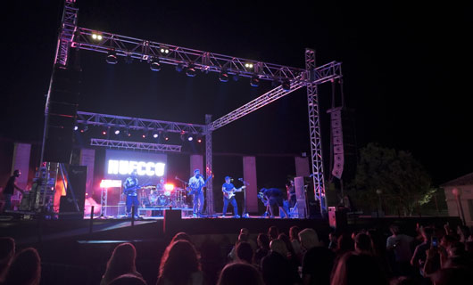 Rock-rumba-y-ritmos-latinos-se-mezclan-en-el-concierto-de-Huecco-en-Campo-de-Criptana