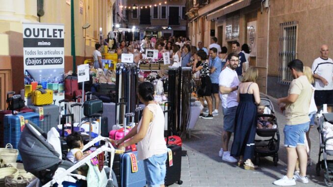 Una-subita-tormenta-arruina-la-segunda-edicion-de-‘El-comercio-sale-a-la-calle