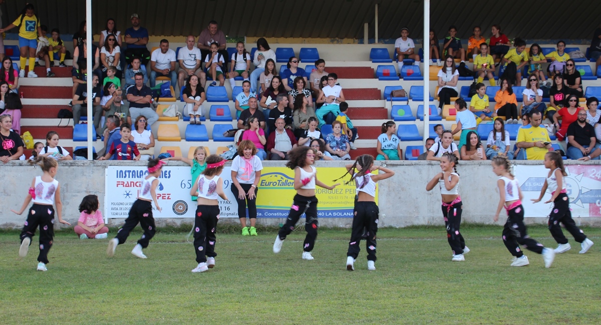 - Fútbol baile pequeños