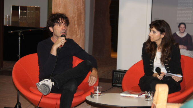 Africa-Egido-presenta-el-libro-‘Conversaciones-con-Lichis-junto-al-artista-y-creador-del-grupo-La-Cabra-Mecanica-en-Alcazar-de-San-Juan