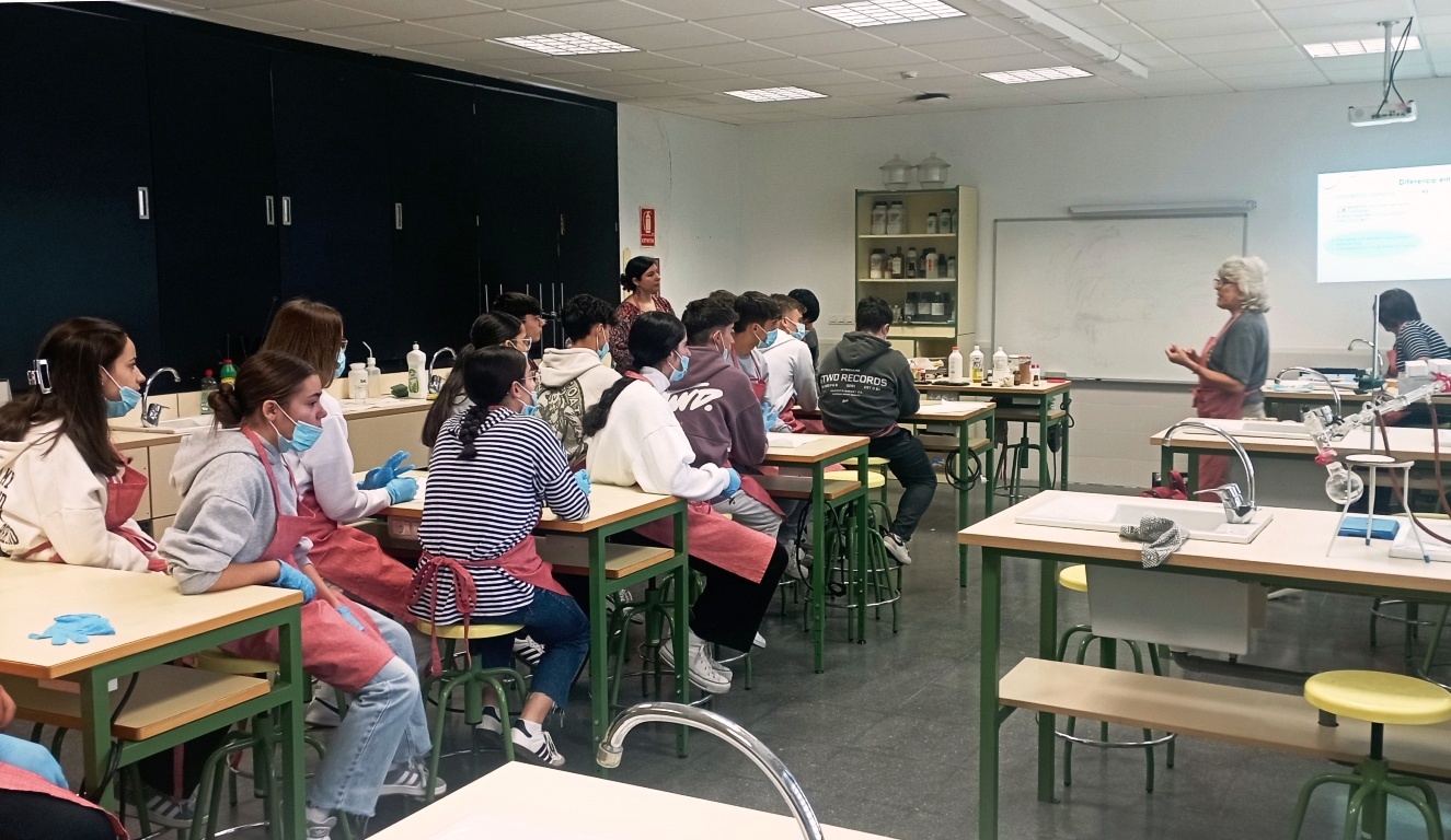 -Los_alumnos_atienden_durante_el_taller.jpg