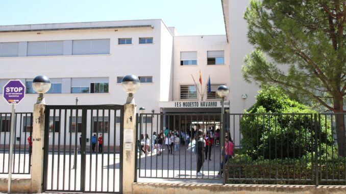 Casi-mil-alumnos-en-los-institutos-solaneros.-La-PAU-y-el-uso-del-movil-marcan-el-ano