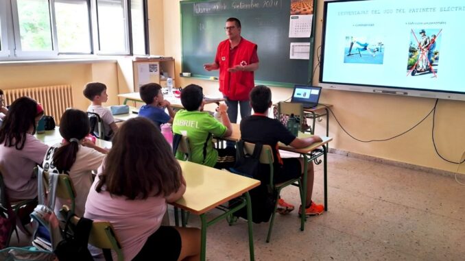Cruz-Roja-entra-en-los-colegios-para-hablar-del-patinete-electrico