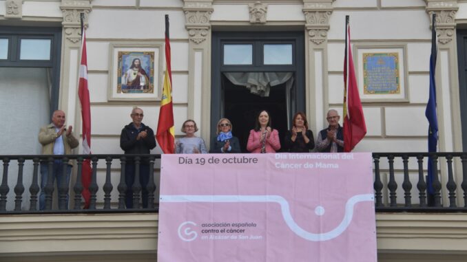 El-Ayuntamiento-de-Alcazar-conmemora-el-Dia-Mundial-de-la-Lucha-Contra-el-Cancer-de-Mama-exhibiendo-una-pancarta-en-su-balcon