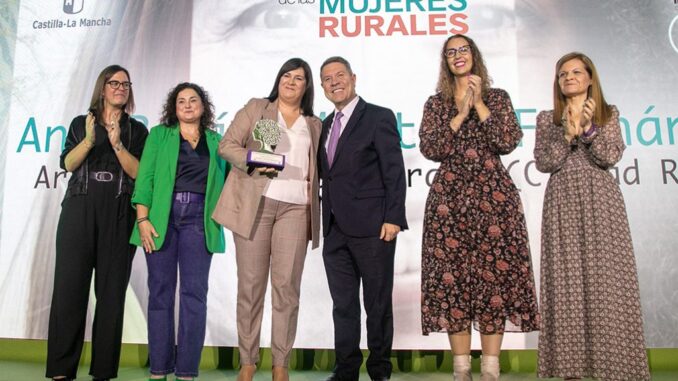 El-alcalde-acompana-a-Ana-Rocio-Martin-Fernandez-en-el-acto-institucional-del-Gobierno-regional-por-el-Dia-Internacional-de-las-Mujeres-Rurales