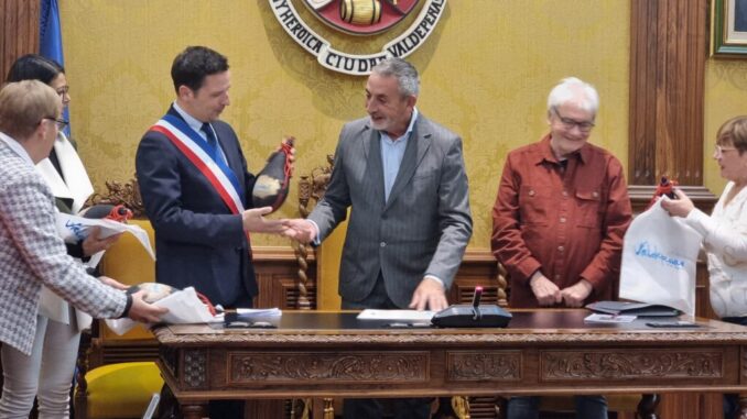 Jesus-Martin-recibe-a-su-homologo-de-la-ciudad-francesa-de-Cognac-hermanada-con-Valdepenas-desde-1996