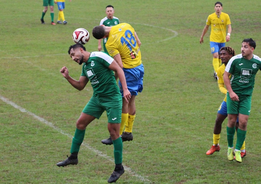 -Aridani pugna por un balón de cabeza