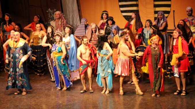 La-corte-de-Faraon-lleno-el-Tomas-Barrera-de-publico…-y-de-picaresca